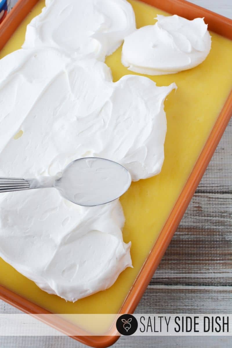 Banana Pudding Poke Cake with sweet pudding center and whipped cream topping, fresh bananas and nilla wafers finish off this amazing spring poke cake #pokecake #bananapokecake #pokecakes #recipe #dessert #easterrecipes #easterdesserts #bananas easy poke cake recipe with simple whipped cream topping