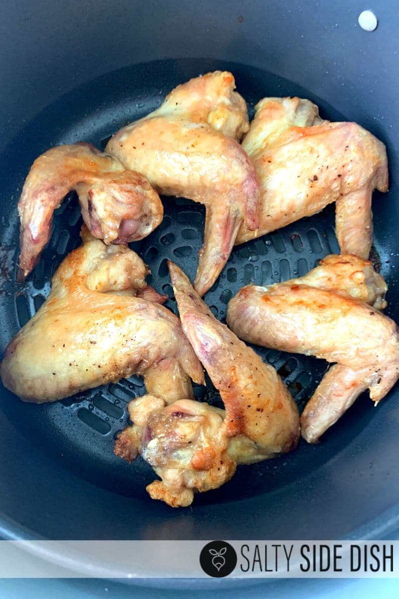 https://www.saltysidedish.com/wp-content/uploads/2020/03/rearrange-wings-in-air-fryer.jpg