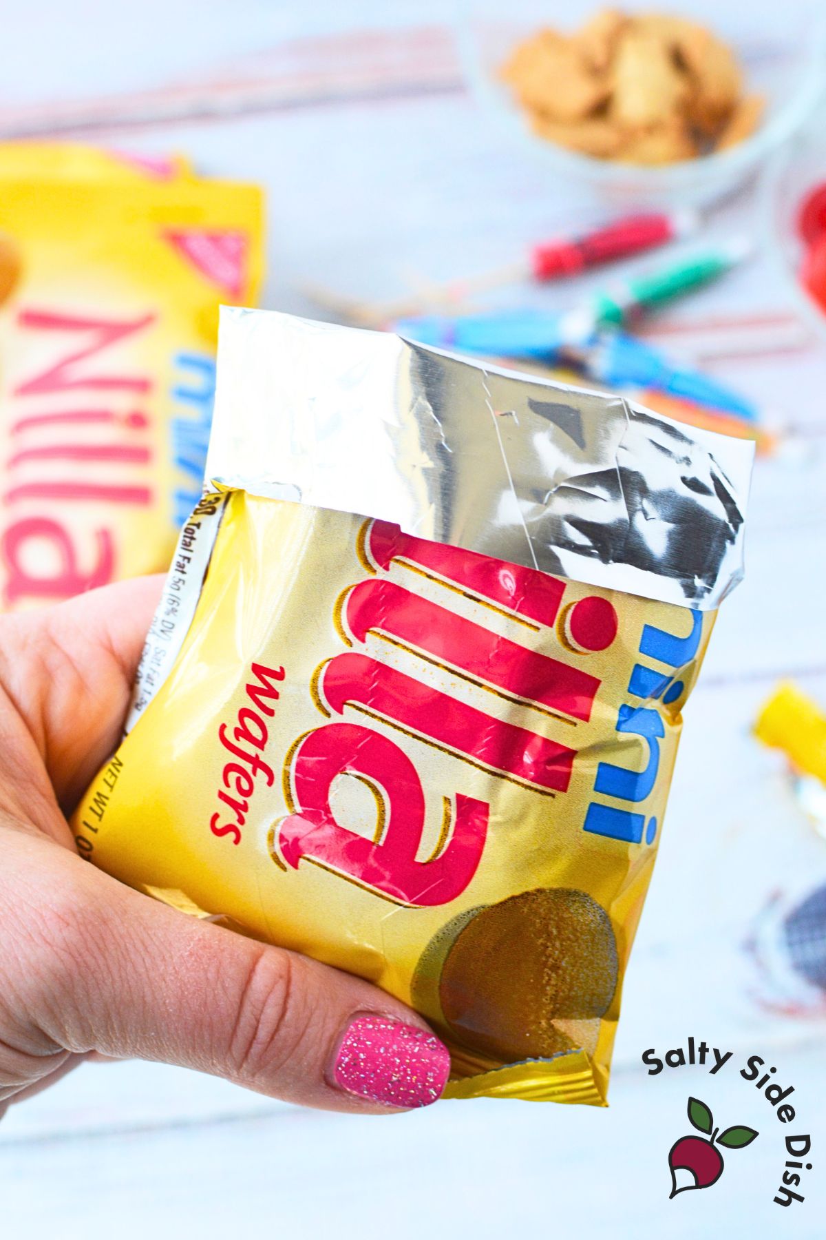 Rolled down edge on mini cookie bag for easier filling and serving